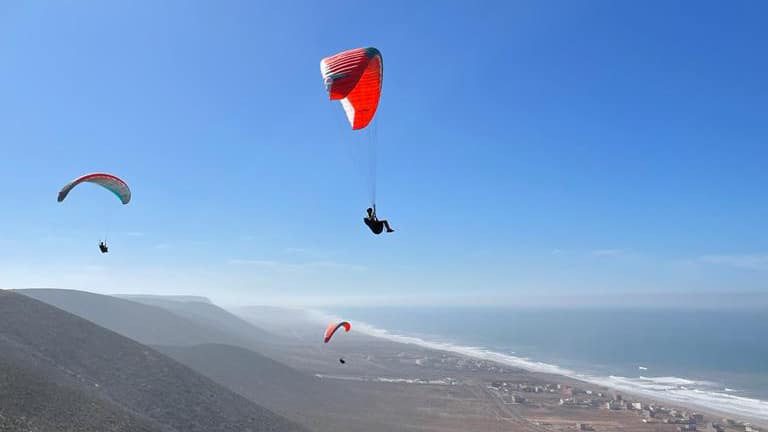 Site-de-parapente-daglou-hill-colline-au-maroc-lors-des-stages-kymaya-parapente_1